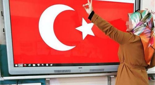 Sınıfta öğretmenin bozkurt işaretine inceleme