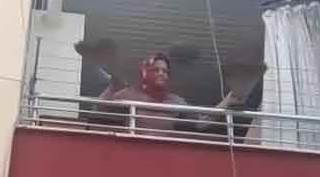 Sinir krizi geçirdi, evini yaktı