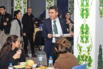 Sıraya Girdi, Yemeğini Aldı, Öğrencilerin Sofrasına Misafir Oldu
