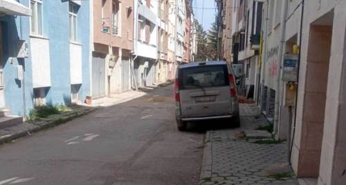 Şirintepe’de kaldırım yine araçlara kaldı