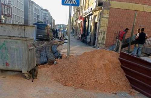 Şirintepe’de kaldırımlar inşaat malzemeleriyle kapandı