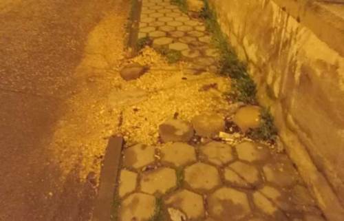 Şirintepe’de okul önündeki bozuk kaldırım tehlike oluşturuyor