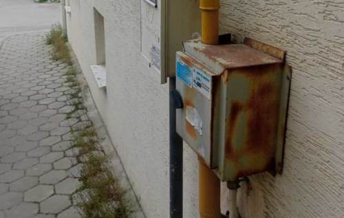 Şirintepe’de paslı pano tehlike saçıyor