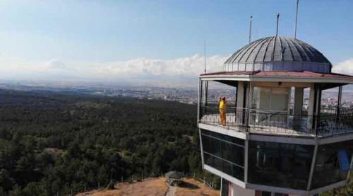 Sırtını Eskişehir manzarasına dönüp, her gün onlarca kez bunu yapıyor!