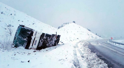 Sivas'ta otobüs devrildi: 16 yaralı