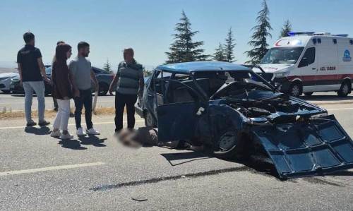 Sivrihisar’da iki otomobil çarpıştı: 1’i bebek, 1’i çocuk 6 kişi yaralandı