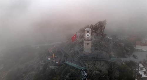 Sivrihisar’da sis tabakası dağları böyle sardı