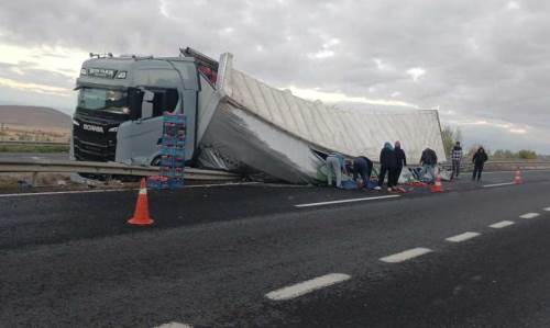 Sivrihisar yolunda kaza: Tır devrildi, trafik durdu
