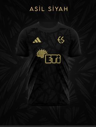 Siyah forma çok beğenildi