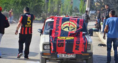 SİYAH-KIRMIZI FORMAYLA GEZİN