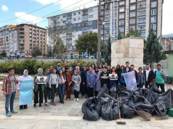 Siyamder Üyeleri, Farkındalık İçin Çöp Topladı
