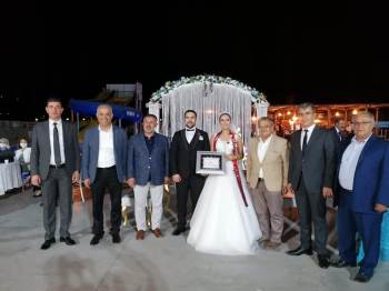 Siyasileri Bir Araya Getiren Düğün
