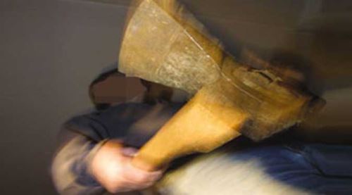 Şizofren genç annesini baltayla öldürdü