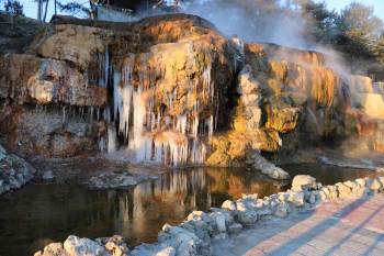 Soğuk Havada Yapay Sıcak Su Şelalesi Bile Dondu

