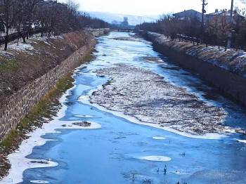 Soğuk Havalar Çay Ve Süs Havuzlarını Dondurdu
