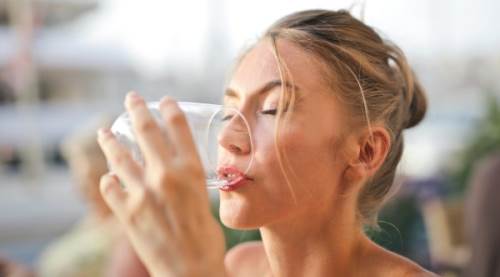 Soğuk Su İçmek Zararlı Mı, Faydalı Mı? Sağlık Uzmanlarının Görüşleri ve Bilimsel Gerçekler