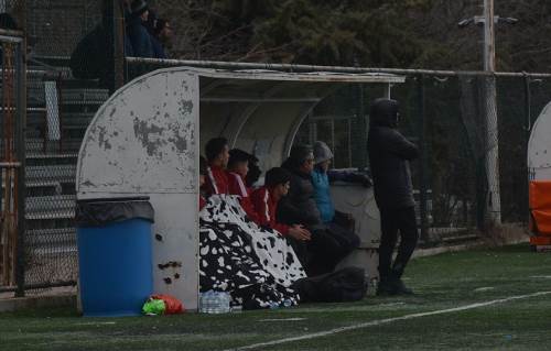 Soğuktan battaniyeye sığındılar