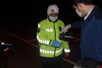 Soğuktan Görev Yapan Polis Ve Sağlık Çalışanlarına Çay Ve Tatlı İkramı
