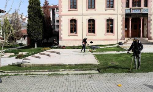 Söğüt’te çim biçme çalışmaları başladı: Parklar yenileniyor