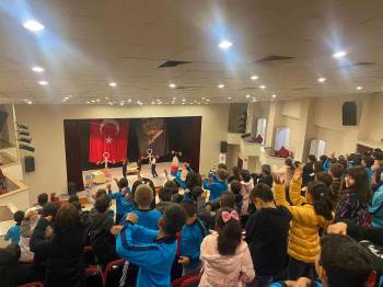 Söğüt’Te Cumhuriyet Konulu Tiyatro Düzenlendi
