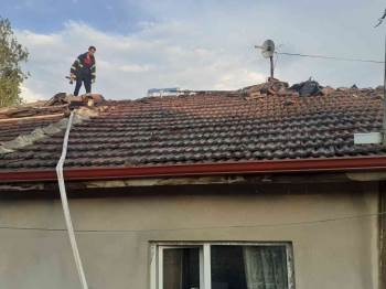 Söğüt’Te İki Evin Çatısı Yandı
