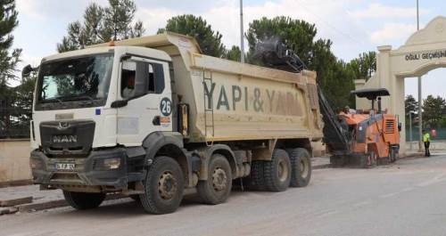 Söğüt’te yollar yenileniyor! Eskişehir Caddesi’nde sıcak asfalt çalışması başladı