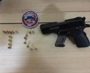 Sokağa Çıkma Kısıtlamasını İhlal Eden Şahıslar Ruhsatsız Tabanca İle Yakalandılar
