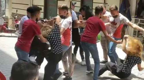 Sokağın ortasında saç saça baş başa birbirlerine girdiler!