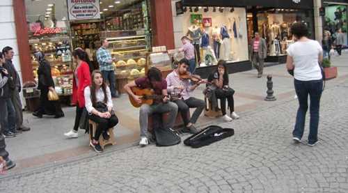 SOKAK MÜZİSYENLERİ MEST EDİYOR