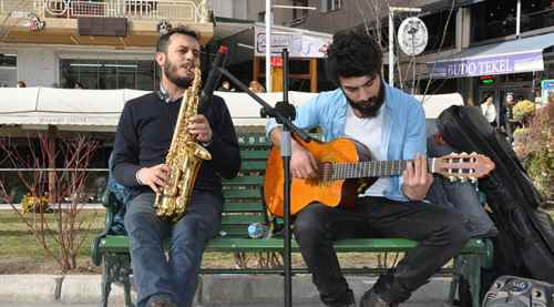 Sokak müzisyenleri özgürlük istiyor