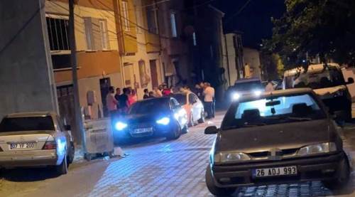 Sokak ortasında taşlı sopalı kavga: Eskişehir’de 1'i polis 7 yaralı!