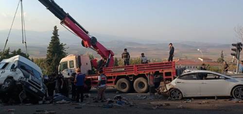 Son dakika... Katliam gibi kaza: Çok sayıda ölü ve yaralı var! 