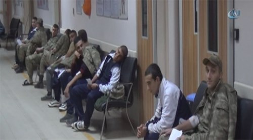 Son dakika! Onlarca asker hastaneye kaldırıldı!