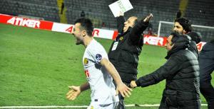 Son dakikalar geçmek bilmedi