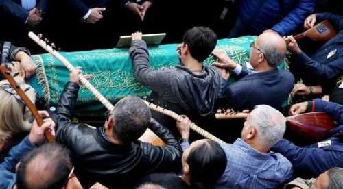 Son yolculuğa bağlama çalarak uğurlandı