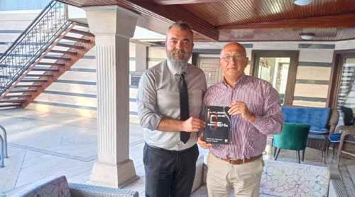 Soner Yüksel'den Utku Çakırözer'e imzalı kitap