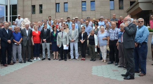 Soylu ateşle oynuyor