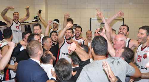 Soyunma odasında büyük coşku