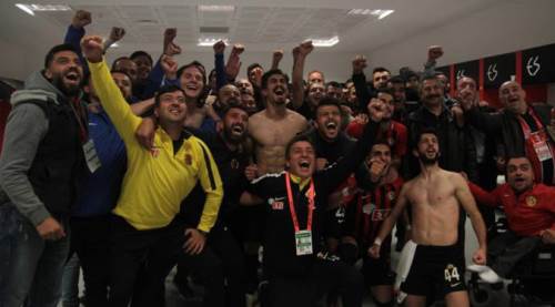 Soyunma odasında galibiyet pozu!