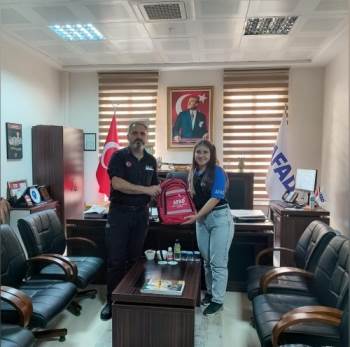 Stajını Tamamlayan Öğrenciye Başarı Belgesi Verildi
