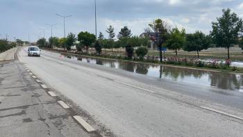 Su Birikintisi Sürücülere Zor Anlar Yaşattı
