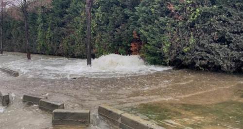 Su borusu patlayınca, yol adeta göle döndü...