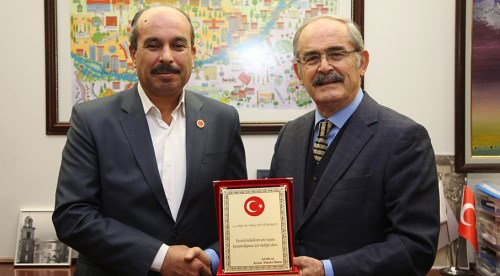 Su için teşekkür plaketi verdiler