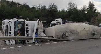 Su Kanalına Devrilen Beton Mikserinin Sürücüsü Yaralandı
