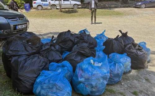 SUBÜ öğrencileri Reisler Göleti'nden çöpleri temizledi