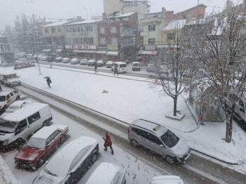 Şuhut Kar Yağışıyla Beyaza Büründü
