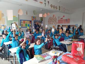 Şuhut Kaymakamlığından Minik Öğrencilere Kitap Desteği
