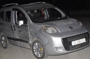 Şuhut’Ta 2 Otomobil Çarpıştı: 1 Yaralı
