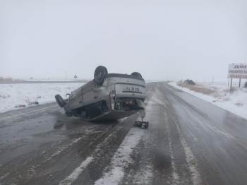 Şuhut’Ta Direksiyon Hakimiyetini Kaybeden Otomobil Devrildi: 2 Yaralı
