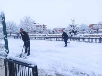 Şuhut’Ta Kar Kalınlığı 10 Santimetreyi Buldu
